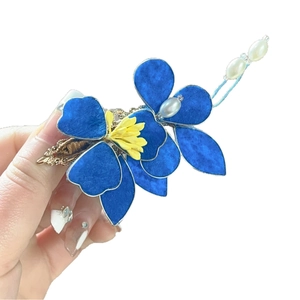 Fermaglio per capelli con fiore di velluto blu, pistilli gialli e perle su base oro