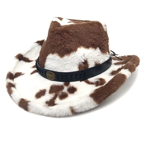 Detalle de sombrero vaquero con estampado de vaca, felpa suave e insignia de cabeza de toro