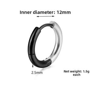 Détail des créoles 12mm en acier inoxydable avec design bicolore noir et argent