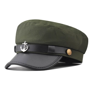 Dettaglio del cappello militare verde militare con fascia in pelle nera e ancora argento