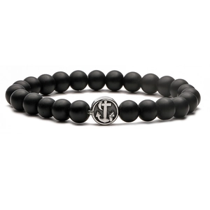 Bracciale da uomo con perle nere opache e ciondolo a forma di ancora argento su sfondo bianco