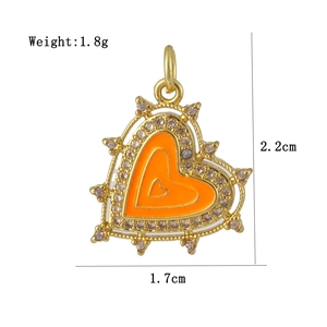 Vue détaillée du pendentif cœur avec émail orange et accents en zircone cubique