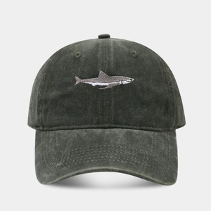 Detailansicht einer verwaschenen olivgrünen Baseballkappe mit Haifisch-Stickerei