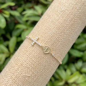 Dettaglio del bracciale a croce placcato oro 18k con medaglia San Giuda e zirconi cubici