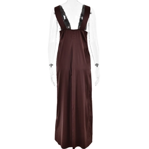 Vue arrière d'une robe en satin à col en V avec dentelle noire et fines bretelles