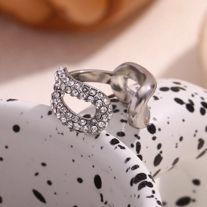 Dettaglio macro dell'anello d'argento con micro strass e design a maglia lucida
