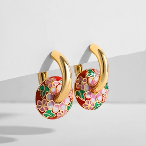 Details goldener Creolen mit roten floralen Cloisonné-Emaille-Anhängern im Vintage-Stil