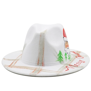Détail d'un chapeau en feutre blanc avec motifs Merry Christmas peints et Père Noël