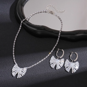Set gioielli lusso con fiocco in zircone, collana regolabile e orecchini a perno