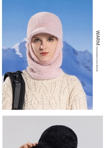 Détail du bonnet d'hiver en peluche rose et noir avec masque et cache-col intégrés
