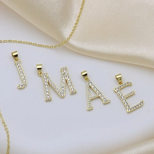 Pendentifs lettres J M A E en cuivre plaqué or 18 carats avec zircons et chaîne fine