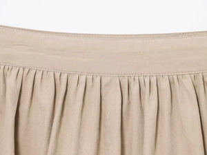 Détails de la ceinture de la mini-jupe kaki avec plis haute densité et finitions précises
