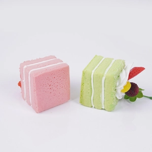Jouets squishy gâteau mousse carrée avec baies pour décoration ou accessoires