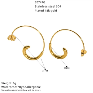 Detailed size specifications of 18K gold plated stainless steel C-shaped earrings