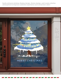 Detail eines blauen Weihnachtsbaum-Fensteraufklebers mit Text auf einer Glastür