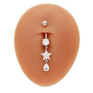 Détail de piercing nombril en argent avec pendentifs étoile et larme en zircone