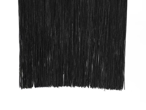 Gros plan détaillé des franges noires denses sur une robe longue à licou extensible