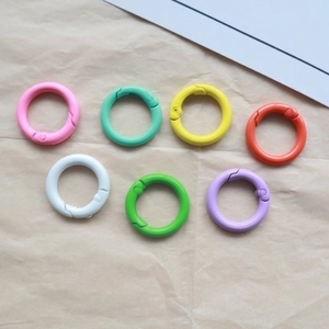 Colorful 2.5cm metal spring O-rings for DIY crafts and keychains in seven vibrant colors