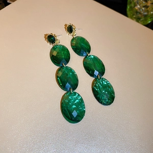 Détail de boucles d'oreilles vintage avec pendentifs ovales triple cristal vert