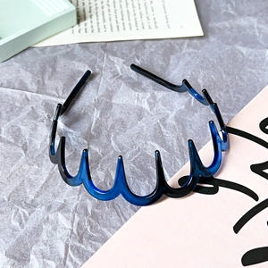 Detail of blue-black gradient wavy headband with teeth for non-slip hair styling