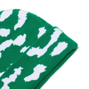 Detailaufnahme der hochwertigen Jacquard-Strickstruktur dieser grün-weißen Mütze