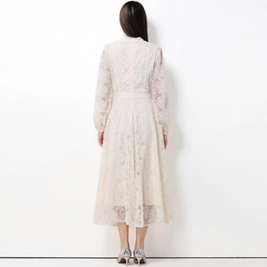 Robe élégante en dentelle ivoire avec manches bouffantes et taille cintrée