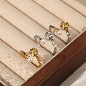 Bague ouverte irrégulière en acier inoxydable avec placage or rose et perles blanches