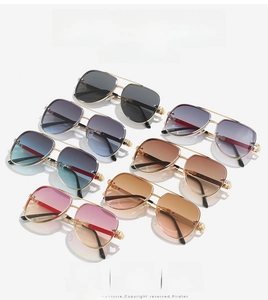 Occhiali da sole aviator in metallo dorato con lenti sfumate di vari colori