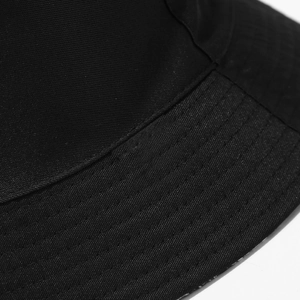 Gros plan du bob en coton noir avec détails de coutures renforcées sur le bord
