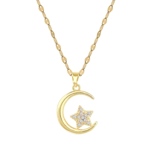 Gros plan sur le collier lune dorée avec un pendentif étoile serti de zircons brillants