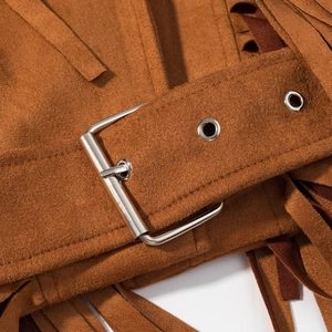 Veste en daim fauve avec large ceinture à boucle carrée argentée et détails à franges