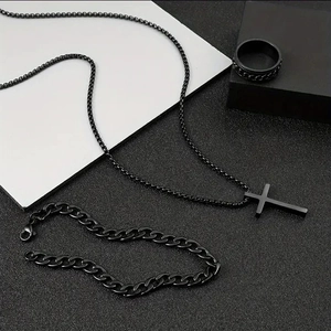Vue détaillée du collier croix noire avec bracelet cubain et ensemble de bagues