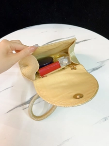 Goldene Abendtasche mit Pailletten geöffnet mit Platz für Make-up-Utensilien