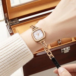 Montre carrée élégante pour femme en or rose avec un bracelet unique en cuir et chaîne
