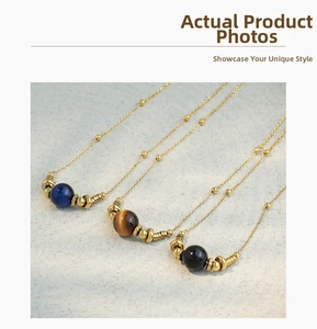 Vue macro de colliers vintage avec perles œil de tigre bleues, brunes et noires