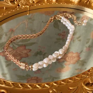 Collier vintage en chaîne torsadée dorée et perles baroques blanches sur fond de miroir