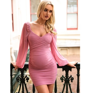 Dettaglio dell'abito premaman in mesh rosa con scollo a V e maniche a sbuffo plissettate