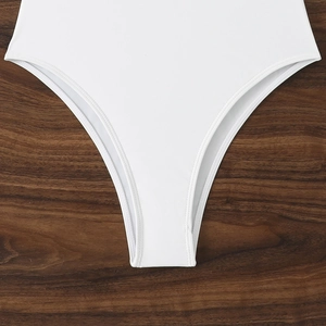 Gros plan sur l'entrejambe d'un maillot de bain blanc montrant les coutures et le tissu élastique