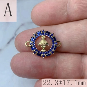 Makro-Detail von Maria-Anhänger aus Gold mit blauen Edelsteinen, Größe 22,3x17,1 mm