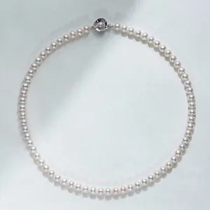 Classica collana di perle d'acqua dolce 6-7mm con chiusura floreale in argento S925