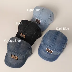 Gewassen denim camper petten in vier kleuren met platte klep en rechthoekige patch