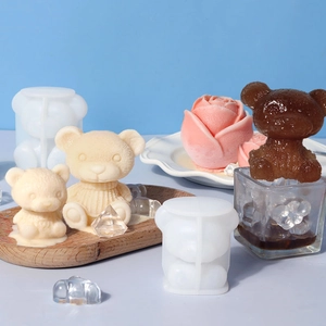 Dettaglio macro di stampi 3D in silicone a forma di orso e rosa con decori in cioccolato