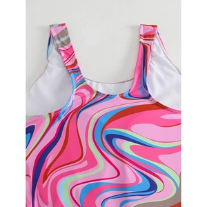 Détail du motif tourbillon coloré et col en U sur un maillot de bain une pièce pour femmes