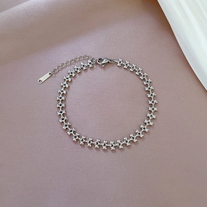 Détail du bracelet chaîne en acier titane argenté avec fermoir mousqueton et poinçon S.STEEL