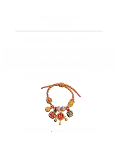 Détail du bracelet en corde tressée avec breloques dorées et dimension de 24,6 cm de long