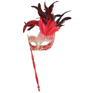 Maschera veneziana con piume rosse e dettagli dorati su un bastoncino portatile