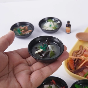 Porte-clés soupe miso japonaise miniature avec ingrédients réalistes dans la main