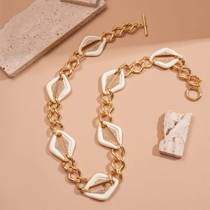 Détail d'un collier chaîne dorée avec lèvres serties de diamants et fermoir à bascule OT