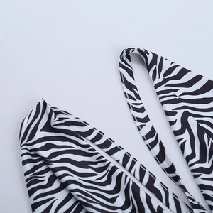 Détail du motif zèbre avec double couture renforcée et décolleté plongeant en V