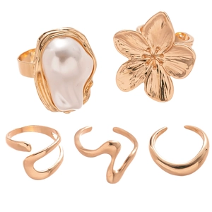 5-teiliges goldenes Ring-Set mit Kunstperlen, Blumendesign und Wellenformringen